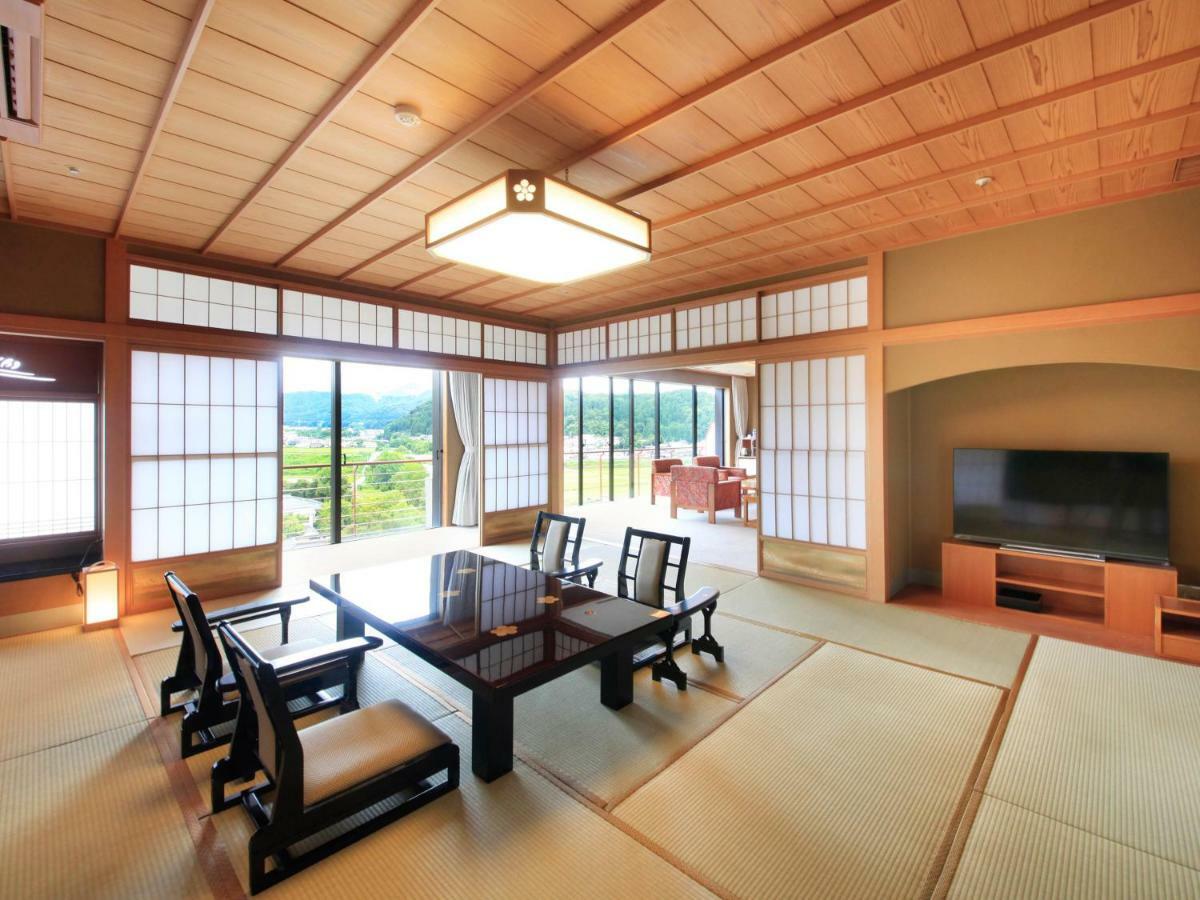 Yamashiro Onsen Miyabi No Yado Kaga Hyakumangoku Hotel Exterior photo