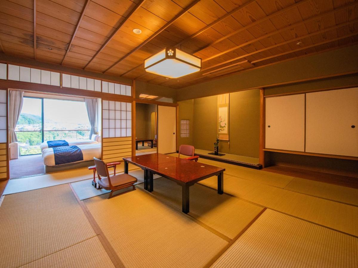 Yamashiro Onsen Miyabi No Yado Kaga Hyakumangoku Hotel Exterior photo